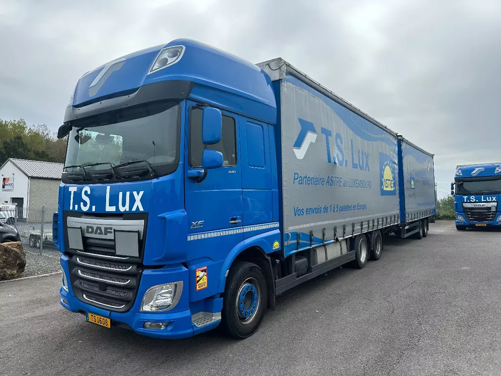 DAF XF 440 6x2 / SUPERSPACECAB / KOMBI MIT ANHANGER SCHMITZ 2016 / DURCHLADEN / 2 STUCK